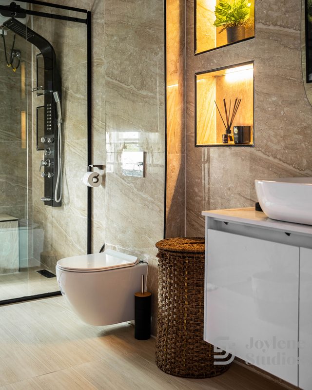 Bathroom by Joylene Studios, photo 4 of 10