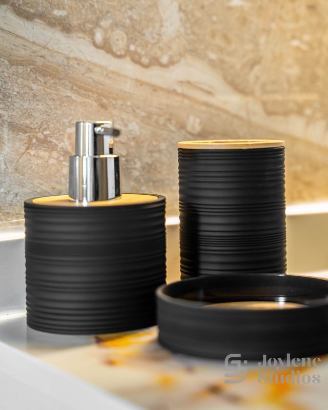 Bathroom by Joylene Studios, photo 7 of 10